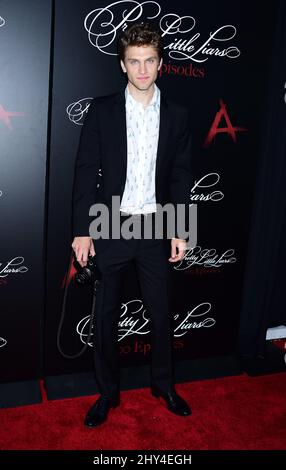 Keegan Allen partecipa alla "Pretty Little Liars" celebrazione dell'episodio 100th che si tiene presso il West Hollywood Hotel Rooftop di Los Angeles, California. Foto Stock