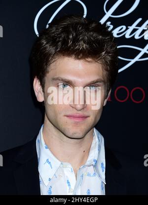 Keegan Allen partecipa alla "Pretty Little Liars" celebrazione dell'episodio 100th che si tiene presso il West Hollywood Hotel Rooftop di Los Angeles, California. Foto Stock