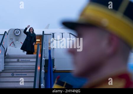 Bucarest, Romania. 11 marzo 2022. Il Vice Presidente degli Stati Uniti Kamala Harris Waves come lei a capo dell'Air Force due prima della partenza da Bucarest Henri Coanda International Airport, 11 marzo 2022 a Otopeni, Romania. Harris si è recato in Romania per discutere la crisi in Ucraina con gli alleati della NATO. Credit: Lawrence Jackson/White House Photo/Alamy Live News Foto Stock