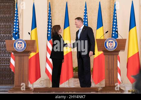 Bucarest, Romania. 11 marzo 2022. Il vicepresidente degli Stati Uniti Kamala Harris scrolla le mani con il presidente rumeno Klaus Iohannis, a destra, in seguito a una conferenza stampa congiunta al Palazzo Cotroceni, 11 marzo 2022 a Otopeni, Romania. Harris si è recato in Romania per discutere la crisi in Ucraina con gli alleati della NATO. Credit: Lawrence Jackson/White House Photo/Alamy Live News Foto Stock