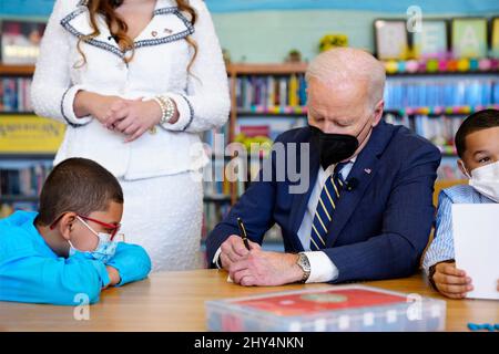 Philadelphia, Stati Uniti. 11 marzo 2022. Il presidente degli Stati Uniti Joe Biden firma un autografo per uno studente durante una visita alla scuola elementare Luis Munoz Marin, 11 marzo 2022 a Philadelphia, Pennsylvania. Credit: Adam Schultz/White House Photo/Alamy Live News Foto Stock