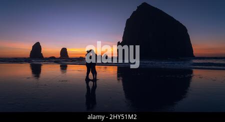 Bacio al tramonto a Cannon Beach Foto Stock