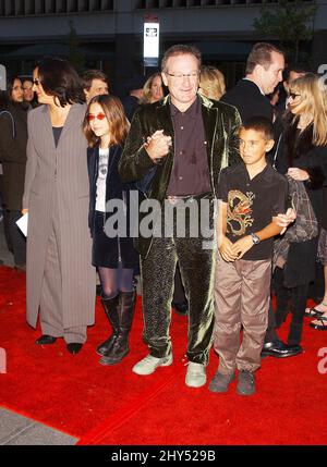 FOTO DELL'ARCHIVIO: Robin Williams muore all'età di 63 anni. Robin Williams e la sua famiglia frequentano la prima di New York di "Harry Potter e la pietra del mago". (Teatro Ziegfeld, NYC) Foto Stock