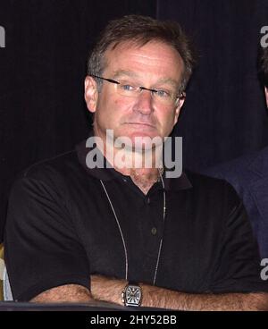 FOTO DELL'ARCHIVIO: Robin Williams muore all'età di 63 anni. 29 settembre 2001 Las Vegas, Nevada. Robin Williams '6th annuale Andre Agassi Caritative Foundation's Grand Slam for Children Concert Benefit' Pressroom tenuto presso l'MGM Grand Hotel Foto Stock