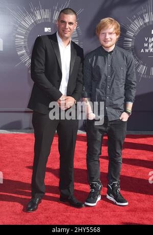 Emil Nava ed ed Sheeran arrivano al MTV Video Music Awards 2014 che si tiene al Forum Foto Stock