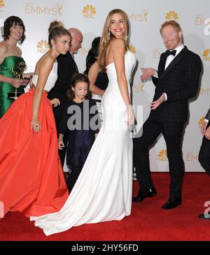 Sofia Vergara, Sarah Hyland e Jesse Tyler Ferguson nella sala stampa del Primetime Emmy Awards 66th tenuto al Nokia Theatre L.A. Live a Los Angeles, USA. Foto Stock