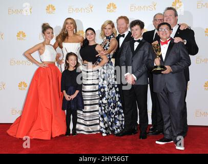 Sarah Hyland, Sofia Vergara, Julie Bowen, Ariel Winter, Jesse Tyler Ferguson, Nolan Gould, ed o'Neill, Rico Rodriguez, Eric Stonestreet e Aubrey Anderson-Emmons nella sala stampa al Primetime Emmy Awards 66th tenuto al Nokia Theatre L.A. Live a Los Angeles, USA. Foto Stock