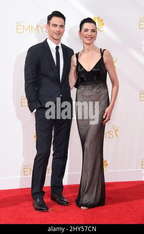 Julianna Margulies e Keith Lieberthal arrivano agli EMMY Awards 2014, Nokia Live, Los Angeles. Foto Stock