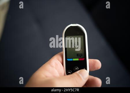 Giornata mondiale del diabete, monitor gratuiti del glucosio su sfondo nero nella vista dall'alto. Foto Stock