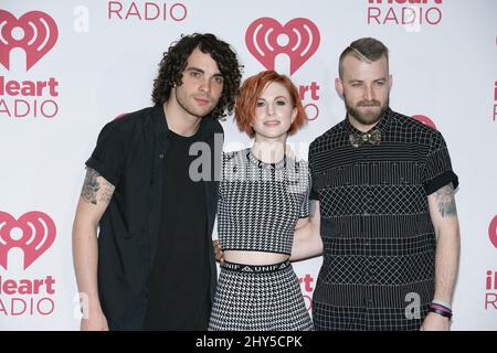 Taylor York, Hayley Williams, Jeremy Davis di Paramore in arrivo per il giorno 2 dell'iHeartRadio Music Festival al MGM Grand Hotel di Las Vegas, 20 settembre 2014. Foto Stock