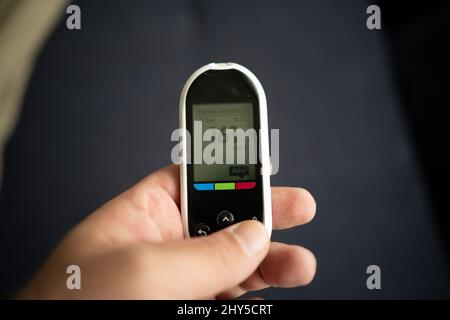 Giornata mondiale del diabete, monitor gratuiti del glucosio su sfondo nero nella vista dall'alto. Foto Stock