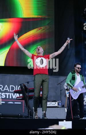 Tyler Glenn of Neon Trees durante il giorno 2 dell'iHeartRadio Music Festival al Village, Las Vegas, 20 settembre 2014. Foto Stock