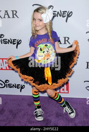 McKenna Grace partecipa all'evento VIP Halloween di Disney, tenutosi al Disney Consumer Products Campus di Glendale, CA, 1 ottobre 2014. Foto Stock