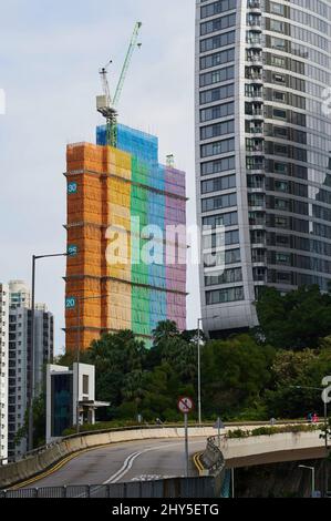 Cantiere con decorazione arcobaleno a Hong Kong Foto Stock