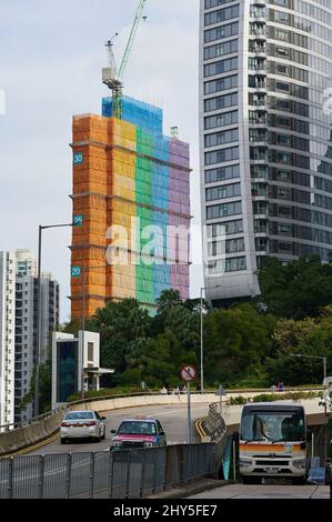 Cantiere con decorazione arcobaleno a Hong Kong Foto Stock