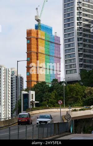 Cantiere con decorazione arcobaleno a Hong Kong Foto Stock