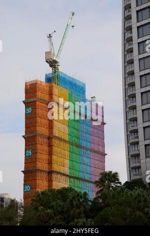 Cantiere con decorazione arcobaleno a Hong Kong Foto Stock