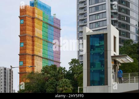 Cantiere con decorazione arcobaleno a Hong Kong Foto Stock