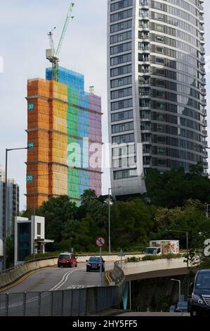 Cantiere con decorazione arcobaleno a Hong Kong Foto Stock