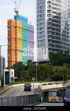 Cantiere con decorazione arcobaleno a Hong Kong Foto Stock