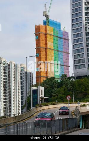 Cantiere con decorazione arcobaleno a Hong Kong Foto Stock