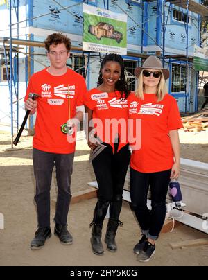 Jeremy Allen White, Shanola Hampton e Kristen Bell che prendono parte alla serie Showtime 'senza tetto' e 'Casa delle bugie' cast costruire case a prezzi accessibili con Habitat for Humanity of Greater Los Angeles in California, USA. Foto Stock