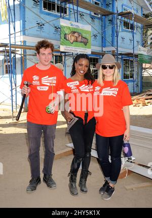 Jeremy Allen White, Shanola Hampton e Kristen Bell che prendono parte alla serie Showtime 'senza tetto' e 'Casa delle bugie' cast costruire case a prezzi accessibili con Habitat for Humanity of Greater Los Angeles in California, USA. Foto Stock