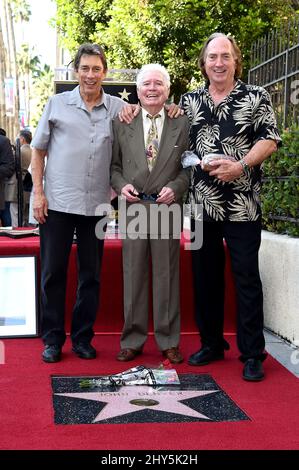 John Martin Sommers, James Horn e Denny Brooks che frequentano John Denver hanno onorato postuamente con una cerimonia della stella della camminata di Hollywood di Fame a Los Angeles, Stati Uniti. Foto Stock