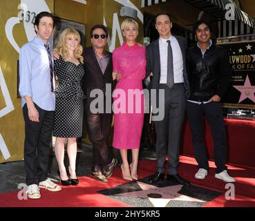 Simon Helberg, Melissa Rausch, Johnny Galecki, Kaley Cuoco, Jim Parsons e Kunal Nayyar presenziano alla cerimonia che onorò Kaley Cuoco con Una stella sulla Hollywood Walk of Fame mercoledì 29 ottobre 2014 a Los Angeles. Foto Stock