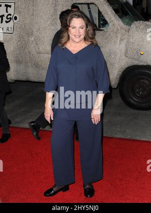 Kathleen Turner partecipa alla prima di Los Angeles "Dumb and Humber to" che si tiene al Regency Village Theatre Foto Stock