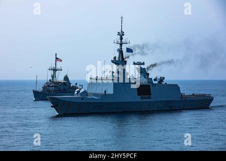 220307-A-LN610-1127 GOLFO D'OMAN (7 marzo 2022) Frigate della Marina francese FFGH Guepratte (F714) e le contromisure della nave USS Devastator (MCM 6) navigano in formazione nel Golfo d'Oman, marzo 7, durante l'esercizio marittimo multinazionale guidato dall'Oman Khunjar Hadd. (STATI UNITI Esercito foto di SPC. Zachery Frost) Foto Stock