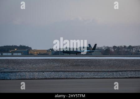 Un RQ-4B Global Hawk atterra sulla pista alla base aerea di Misawa, Giappone, 12 marzo 2022. Il modello RQ-4B è un velivolo pilotato in remoto ad alta quota e lunga durata con una suite di sensori integrata che fornisce informazioni globali su tutte le condizioni meteorologiche, giorno o notte, sorveglianza e capacità di ricognizione. L'aggiunta di questo velivolo all'inventario della Japan Air Self-Defense Force sostiene direttamente la difesa del Giappone e la pace e la stabilità nella regione Indo-Pacific. (STATI UNITI Air Force foto di Senior Airman Antwain Hanks) Foto Stock