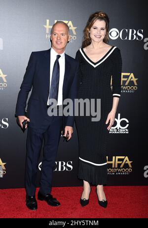 Michael Keaton e Geena Davis nella sala stampa degli Hollywood Film Awards 2014 tenutisi all'Hollywood Palladium di Los Angeles, USA. Foto Stock