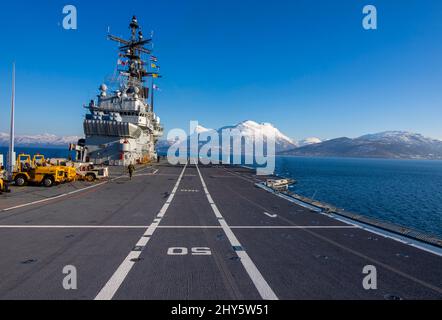 Il vettore aereo della Marina Italiana Giuseppe Garibaldi è in corso con 2D Brigate Marine Expeditionary per partecipare a Exercise Cold Response 2022 il 12 marzo 2022 a Narvik, Norvegia. Exercise Cold Response '22 è un esercizio biennale di preparazione e difesa nazionale norvegese che si svolge in tutta la Norvegia, con la partecipazione di ciascuno dei suoi servizi militari, nonché di 26 ulteriori nazioni alleate e partner regionali dell'Organizzazione del Trattato dell'Atlantico del Nord. (STATI UNITI Foto del corpo marino di staff Sgt. Shawn Cooker) Foto Stock