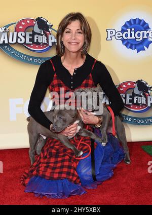 Wendie Malick che partecipa ALLA causa DI FOX per Paws: Un cane All-Star spettacolare al Barker Hanger a Los Angeles, USA. Foto Stock