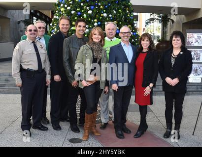 Jim Romanovich, Galen Gering, Deidre Hall, Tom LaBonge, Mitch o'Farrell, Kate Linder e D'Janine Lasky hanno partecipato a una conferenza stampa per la sfilata annuale di Natale di Hollywood 83rd che beneficia della Marine Toys for Tots Foundation, tenutasi presso l'Hollywood & Highland Courtyard di Los Angeles, California. Foto Stock