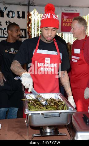 Tyga durante il pasto della missione di Los Angeles di Thanksgiving per i senza tetto, tenuto alla missione di Los Angeles Foto Stock