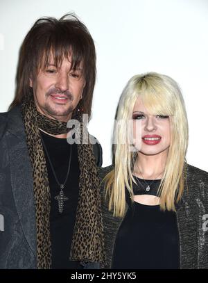 Richie Sambora e Orianthi durante l'annuale sfilata di Natale di Hollywood 83rd arriva su Hollywood Blvd, Los Angeles. Foto Stock