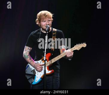 Ed Sheeran suona durante il concerto di KIIS FM Jingle Ball tenuto allo Staples Center di Los Angeles. Foto Stock