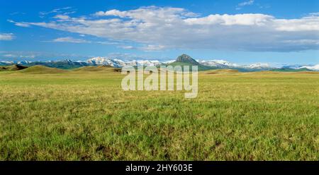 panorama di vaste praterie sotto il fronte roccioso di montagna e fiabola butte vicino augusta, montana Foto Stock