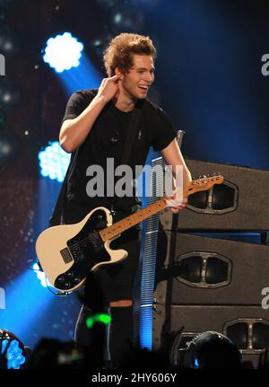 Luke Hemmings, 5 Seconds of Summer suona durante il concerto KIIS FM di Jingle Ball tenuto allo Staples Center di Los Angeles. Foto Stock