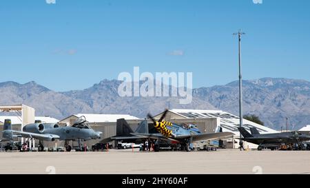 Un P-51 Mustang tassò sulla linea di volo in preparazione per partecipare al corso di addestramento di volo Heritage alla base dell'aeronautica di Davis-Monthan, Arizona, 6 marzo 2022. Questo evento annuale offre l'opportunità ai piloti di uccelli da guerra civili e agli attuali piloti dimostrativi dell'Aeronautica militare di allenarsi insieme per prepararsi alla stagione del 2022. (STATI UNITI Air Force foto di staff Sgt. Legato di Kristine) Foto Stock