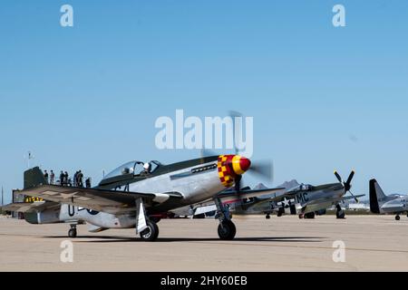 Un P-51 Mustang tassò sulla linea di volo in preparazione per partecipare al corso di addestramento di volo Heritage alla base dell'aeronautica di Davis-Monthan, Arizona, 6 marzo 2022. Questo evento annuale offre l'opportunità ai piloti di uccelli da guerra civili e agli attuali piloti dimostrativi dell'Aeronautica militare di allenarsi insieme per prepararsi alla stagione del 2022. (STATI UNITI Air Force foto di staff Sgt. Legato di Kristine) Foto Stock