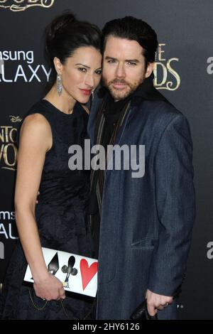 America Olivo & Christian Campbell partecipa al 'Into the Woods' World Premiere al Teatro Ziegfeld di New York, USA. Foto Stock