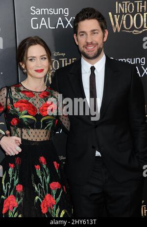 Emily Blunt e John Krasinski partecipano alla prima mondiale "Into the Woods" al teatro Ziegfeld di New York, USA. Foto Stock