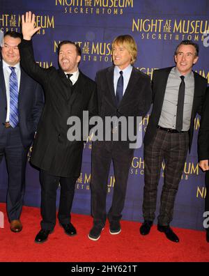 Ricky Gervais, Owen Wilson e Steve Coogan partecipano alla prima "Notte al Museo: Segreto della Tomba" tenutasi al Teatro Ziegfeld di New York, USA. Foto Stock