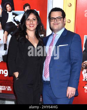 Josh Gad e Ida Darvish partecipano alla prima di 'The Wedding Ringer' Foto Stock