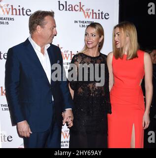 Kevin Costner, Christine Baumgartner e Lily Costner arrivano per la prima in bianco o nero che si tiene al Regal Cinemas L.A. LIVE Stadium 14, Los Angeles. Foto Stock