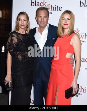 Kevin Costner, Christine Baumgartner e Lily Costner arrivano per la prima in bianco o nero che si tiene al Regal Cinemas L.A. LIVE Stadium 14, Los Angeles. Foto Stock