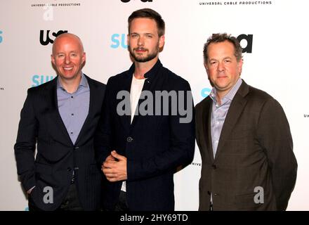 Chris McCumber, Patrick J. Adams e David Costabile che assistono dietro la lente: Uno sguardo intimo al mondo dei 'Suits' alla Meatpacking District Gallery a New York. Foto Stock